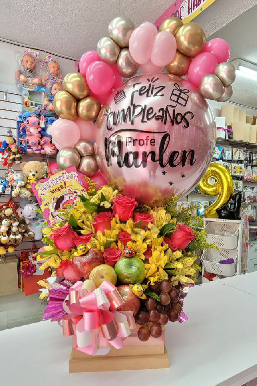 ancheta floral con frutas y globo